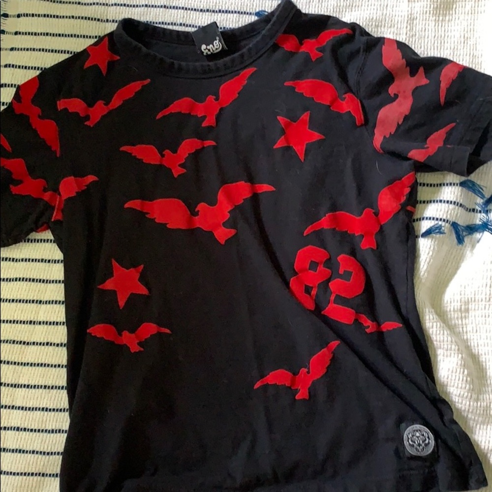 Black and Red t shirt with birds burando enoMedium